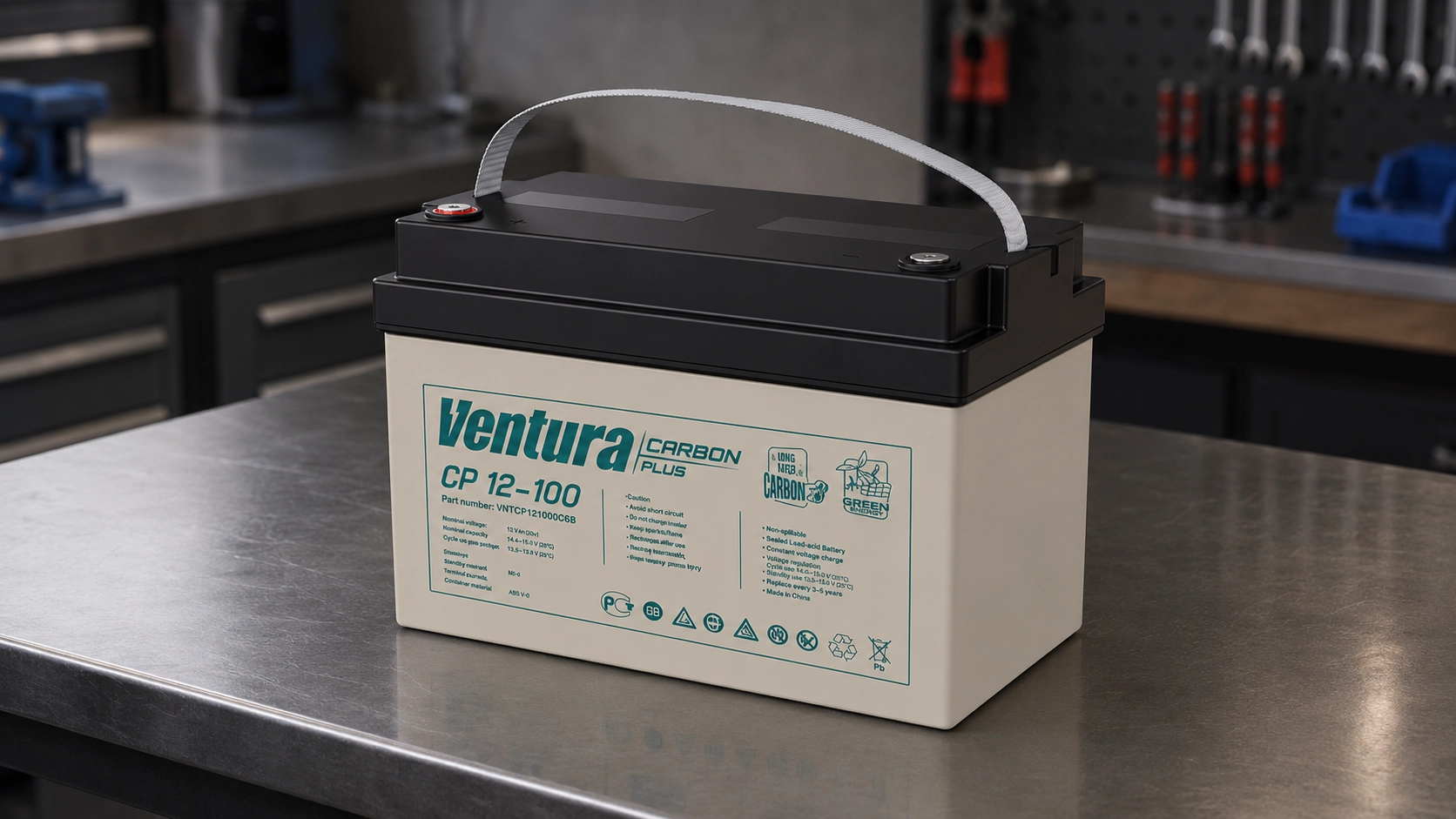 AGM аккумулятор Ventura Carbon Plus на металлическом рабочем столе для резервного питания, ИБП и систем с высокой токоотдачей.