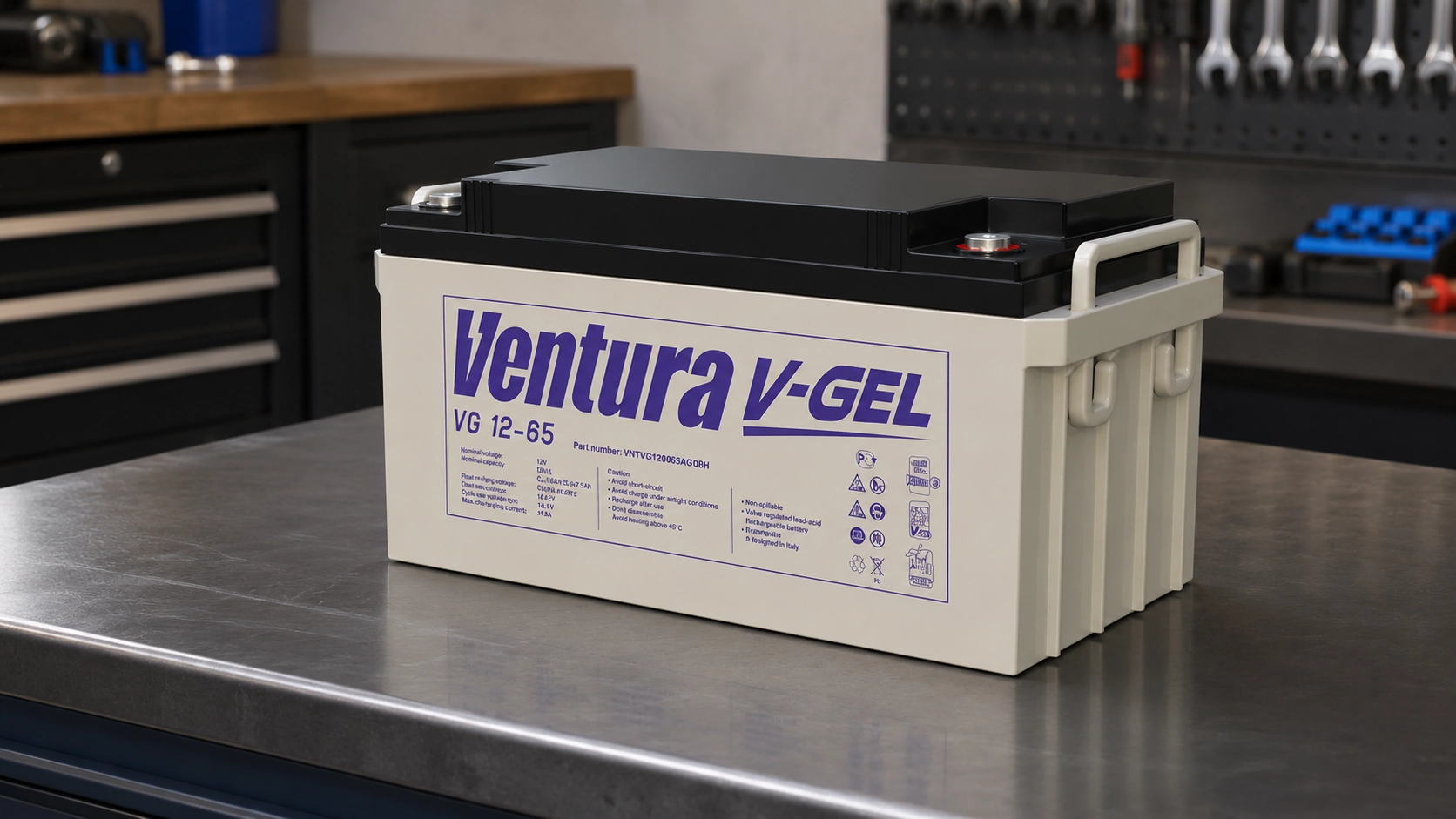 Гелевый аккумулятор Ventura V-GEL на рабочем столе в мастерской для циклических режимов, ИБП и автономного питания.